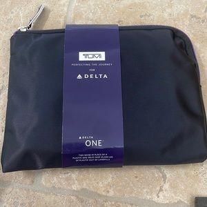 TUMI DELTA AMENITY KIT